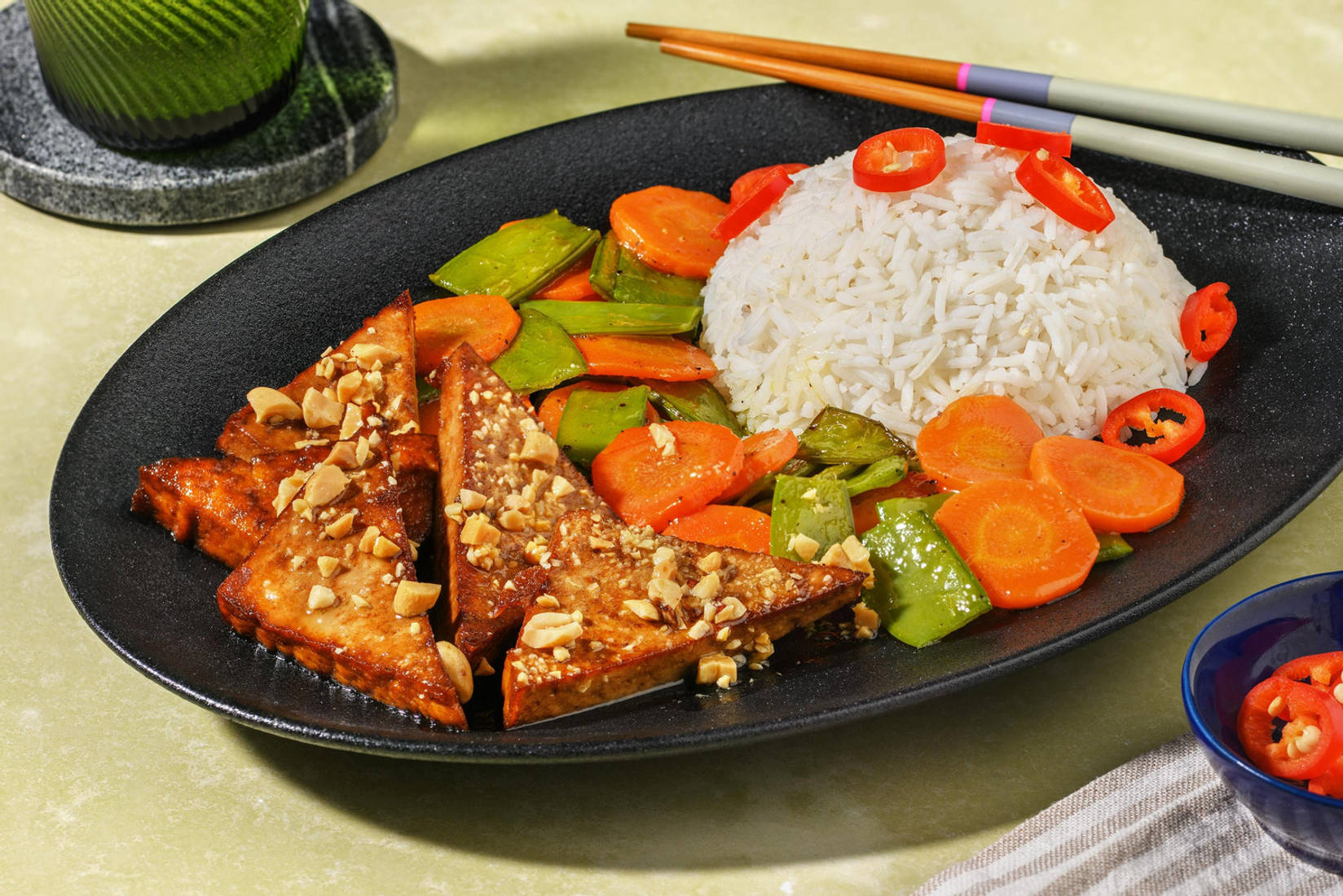 Tempeh glassato alla soia e arachidi