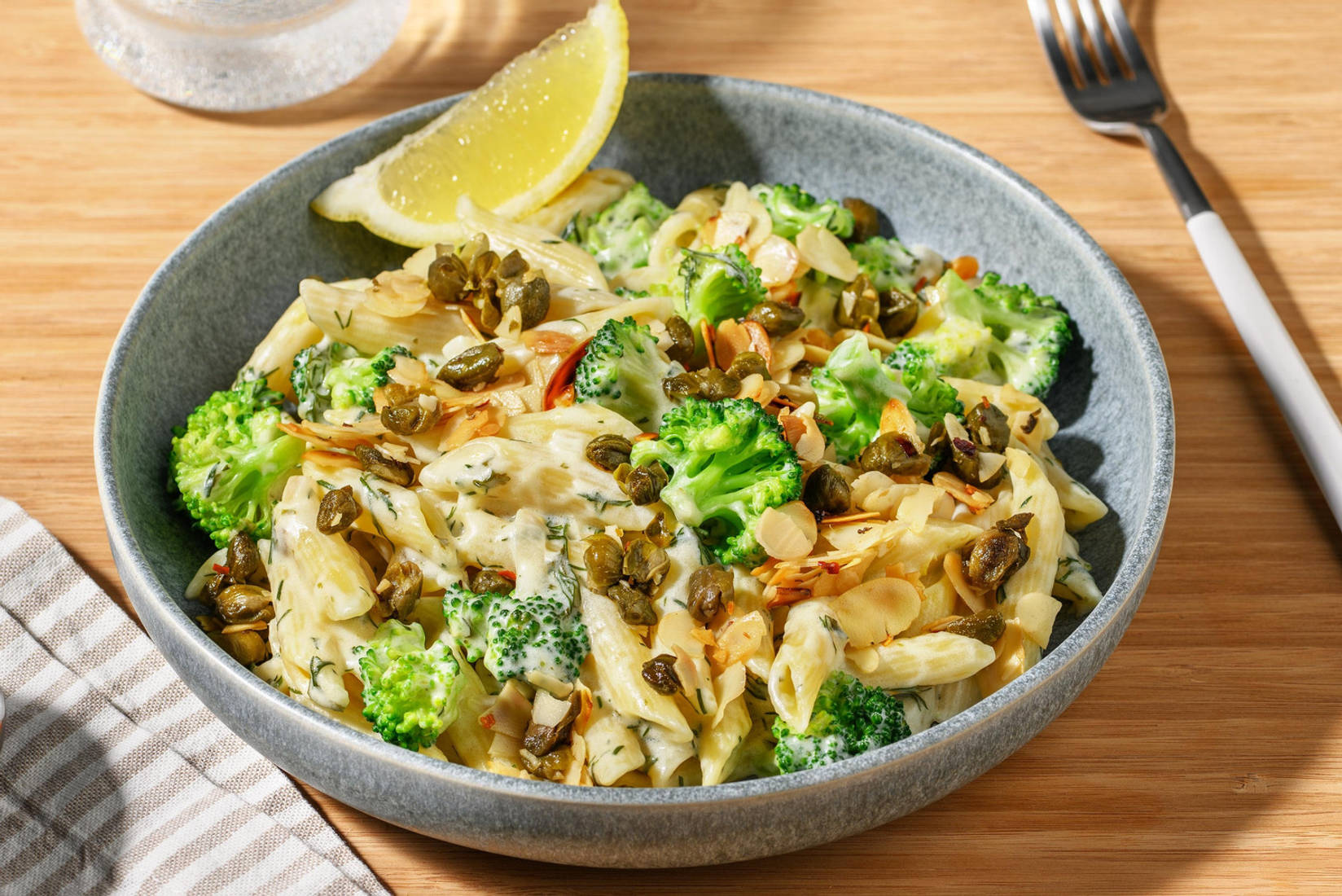 Skandi Penne mit Kapern-Mandel-Chili-Topping