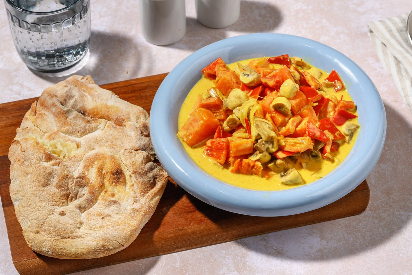 Goldenes Curry mit buntem Gemüse