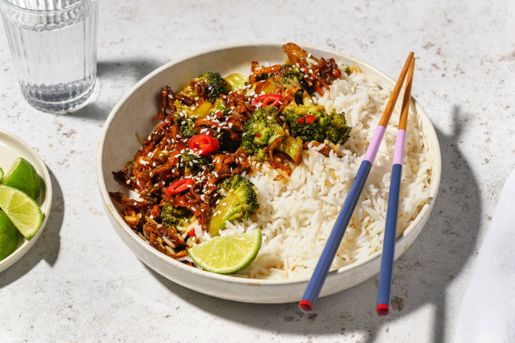 Donburi di tofu croccante glassato, carne e riso Jasmine