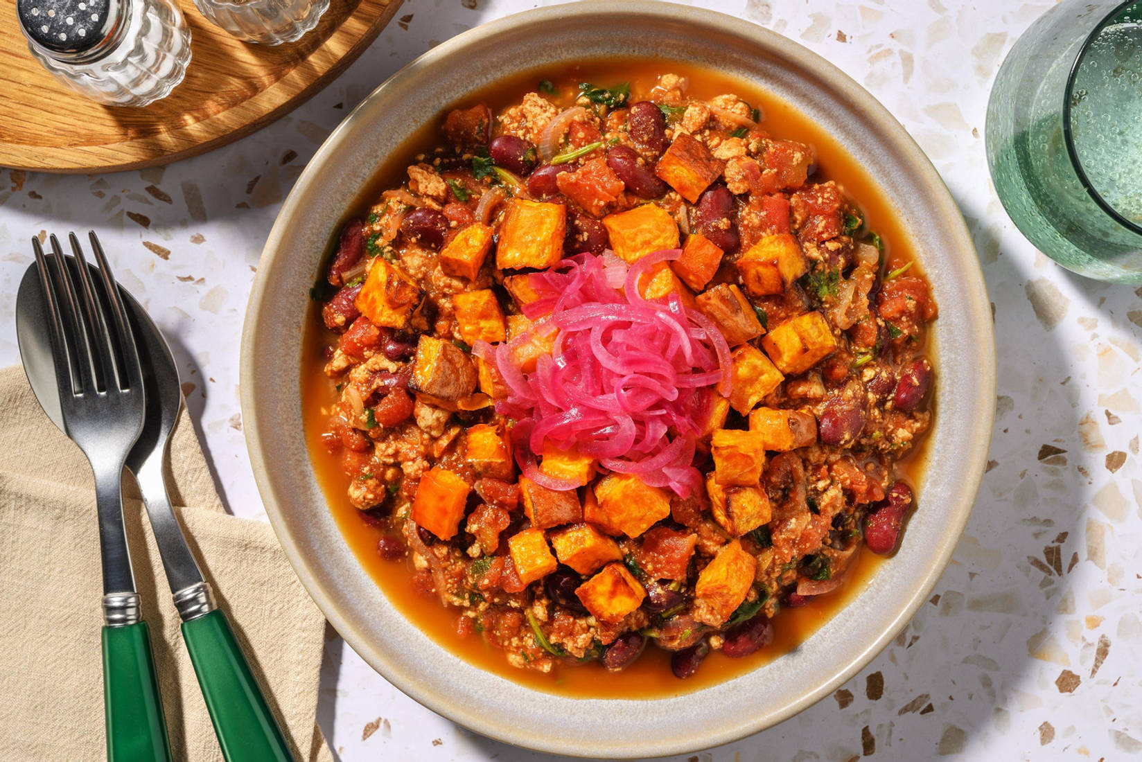 Veganes Chipotle Chili und pickled Onion