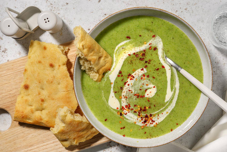 Vellutata di broccoli e crema al formaggio di capra