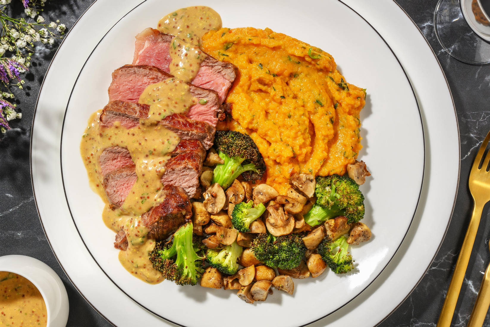 Contre-filet et sauce à la crème à l'estragon