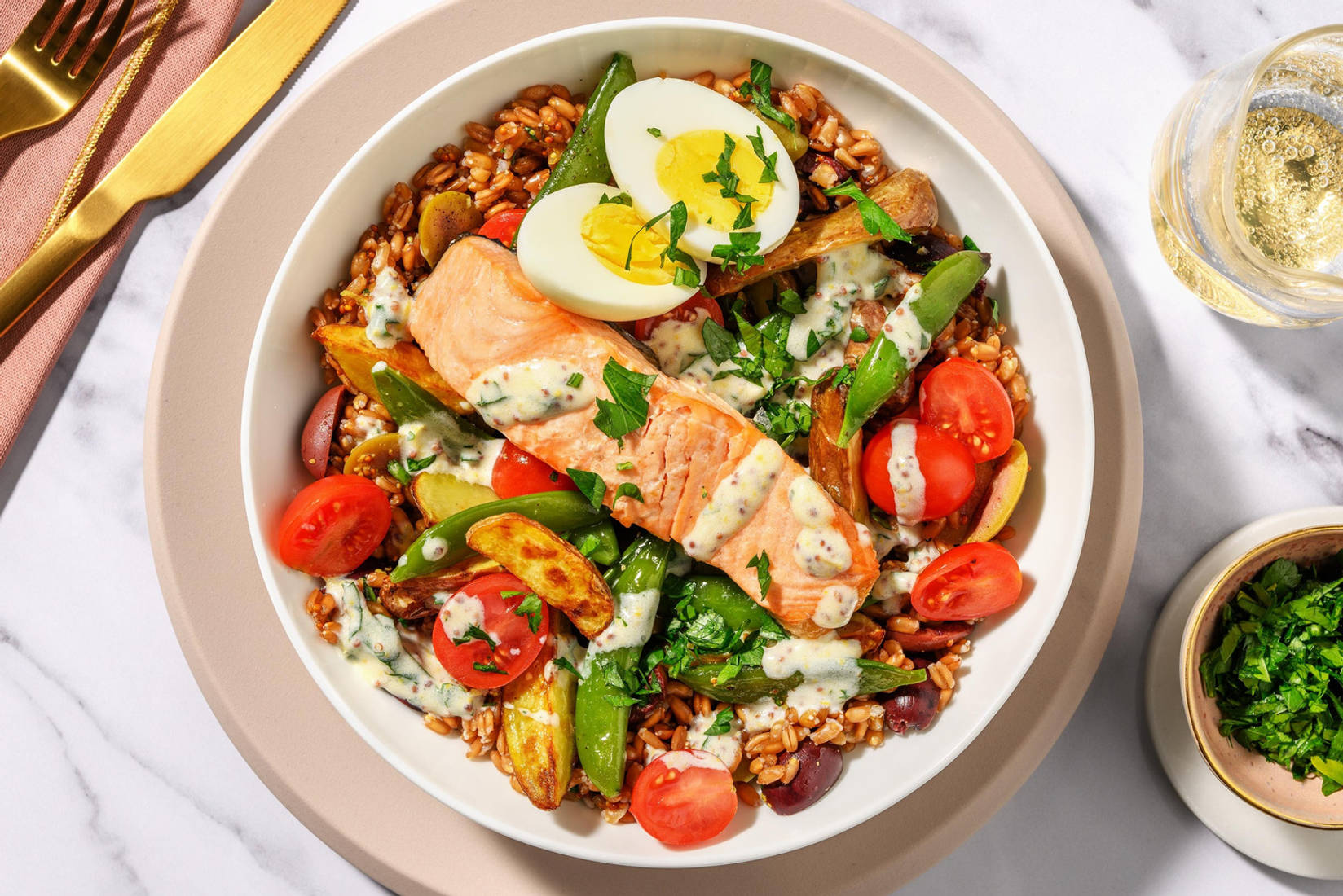 Bols de double saumon et d’œufs à la niçoise