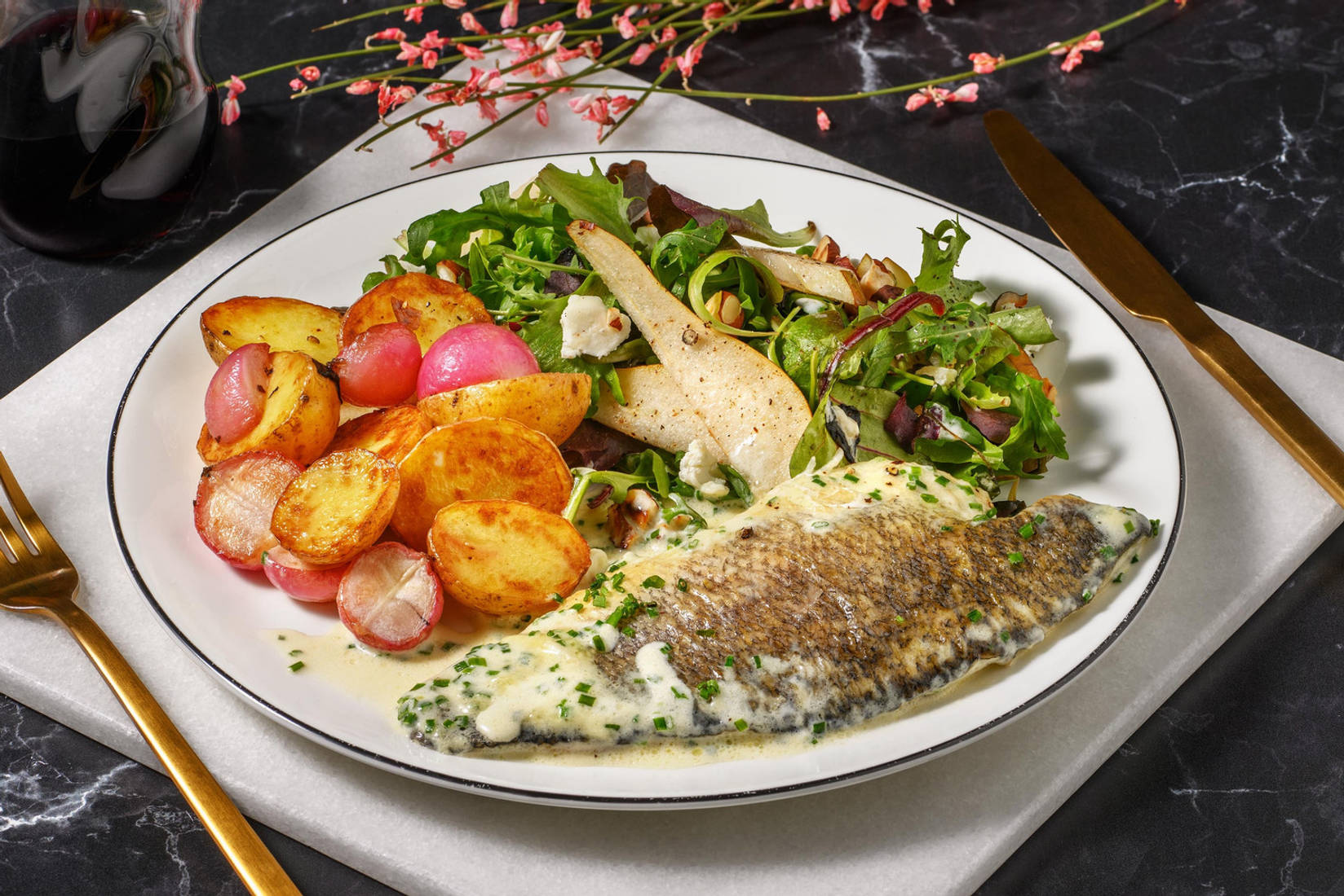 Guldsparid och getost- och päronsallad