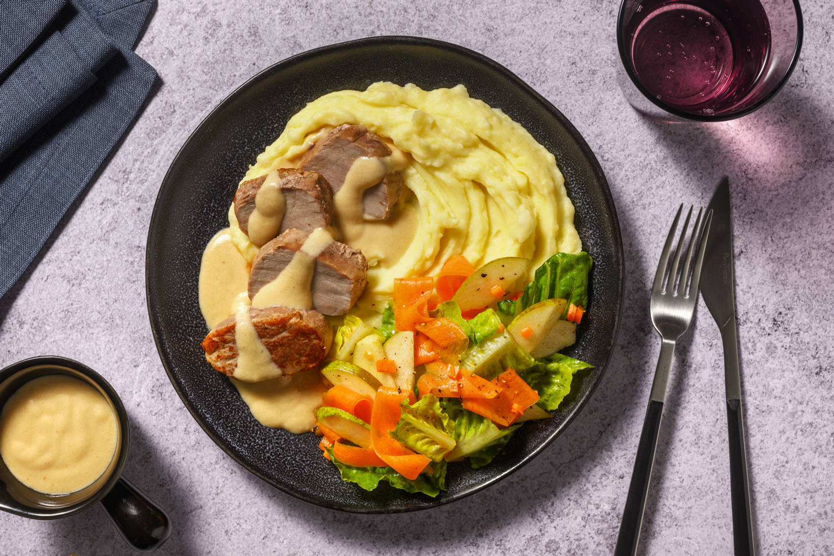 Svinemedaljoner i cremet gruyère-sauce