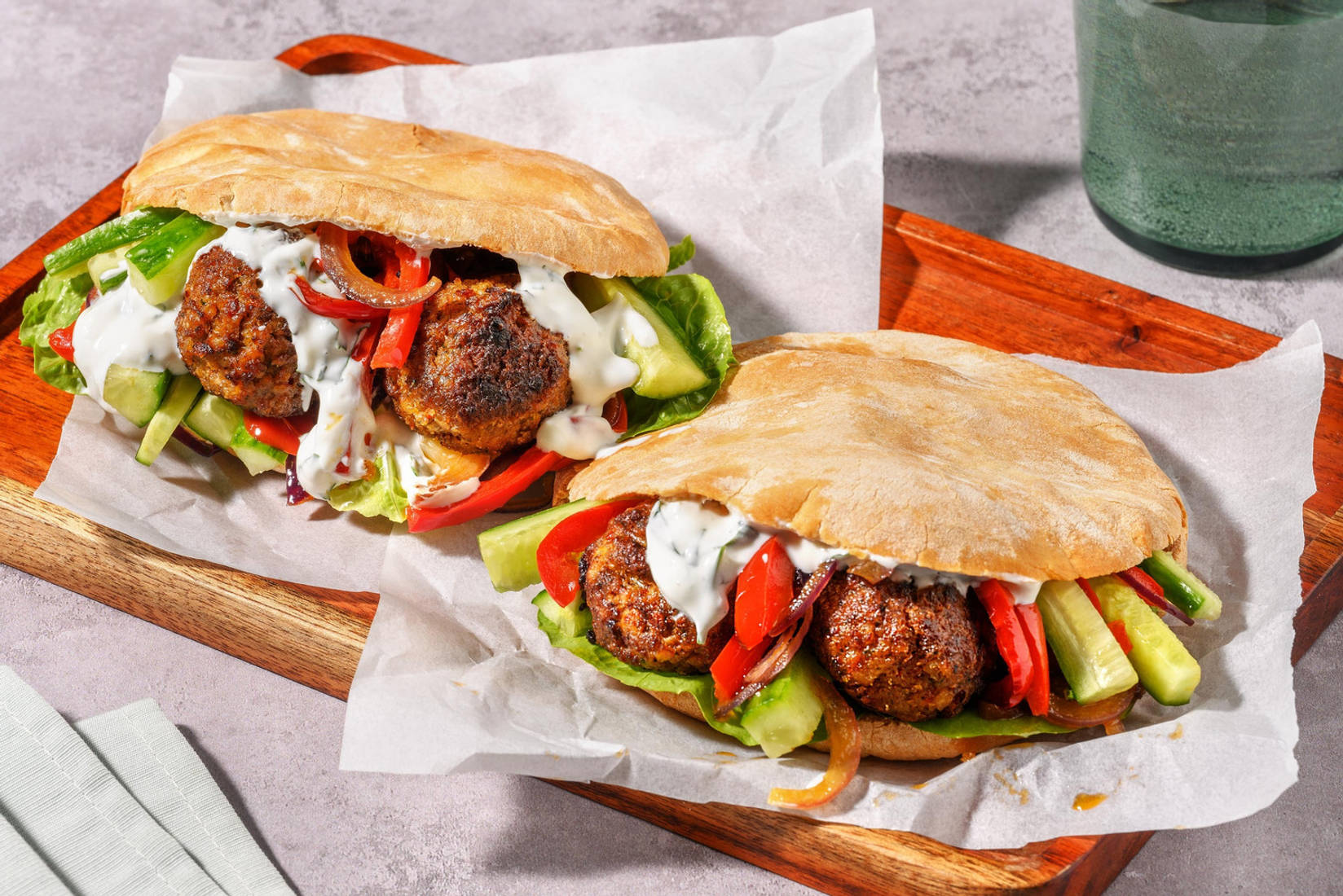 Pita's met falafel en yoghurtsaus