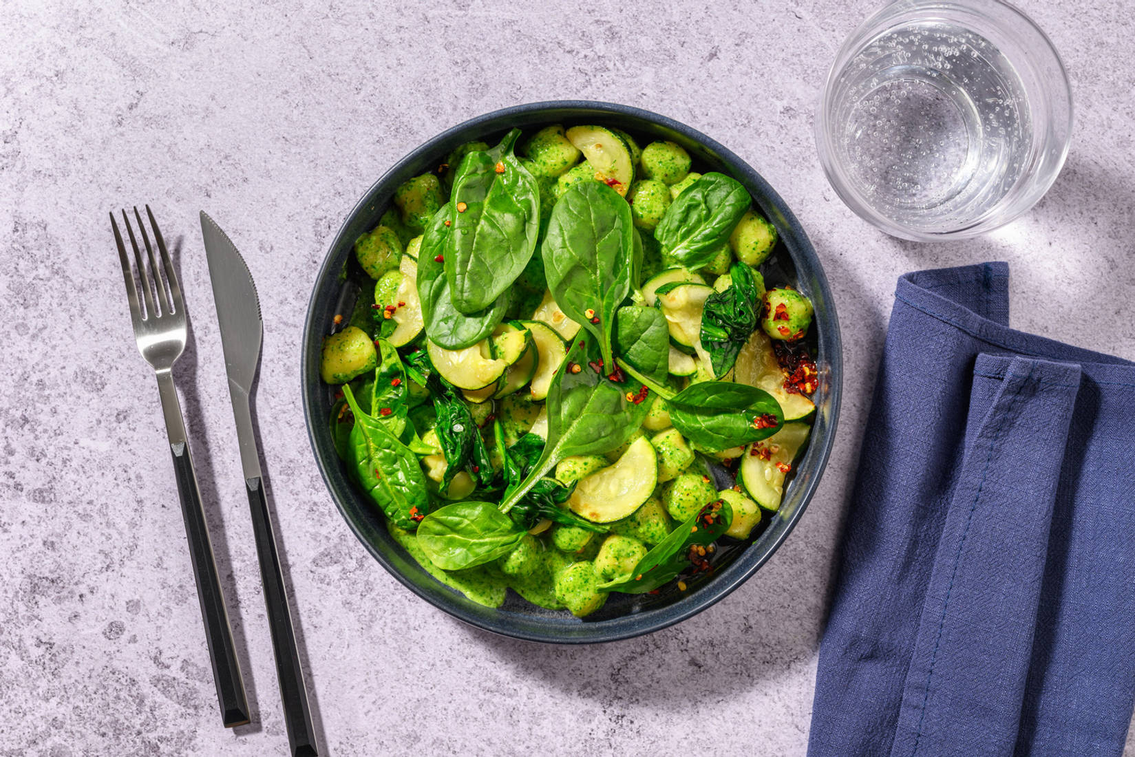 Gnocchis en salsa de espinacas y calabacín