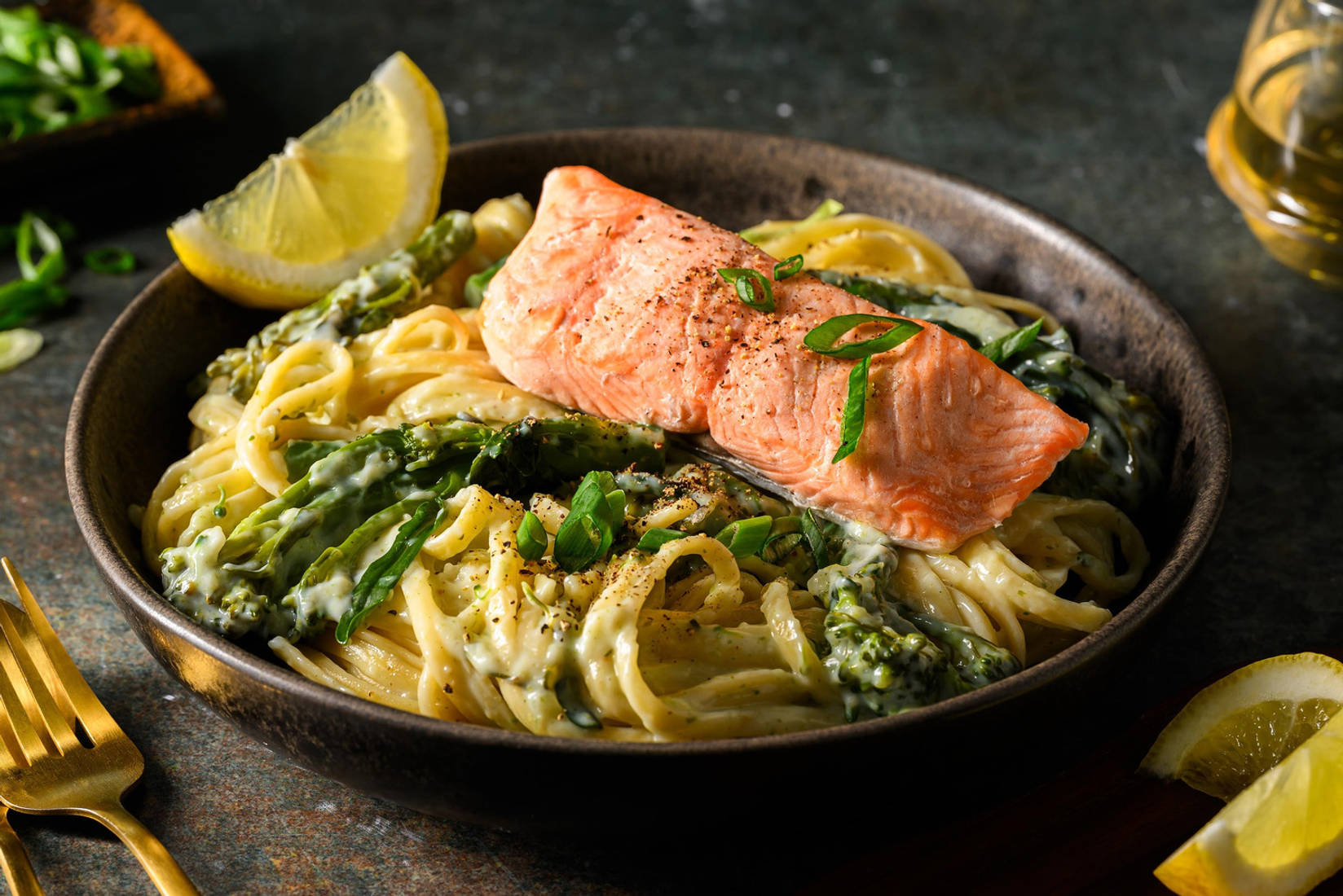 Zartes Lachsfilet auf frischen Linguine