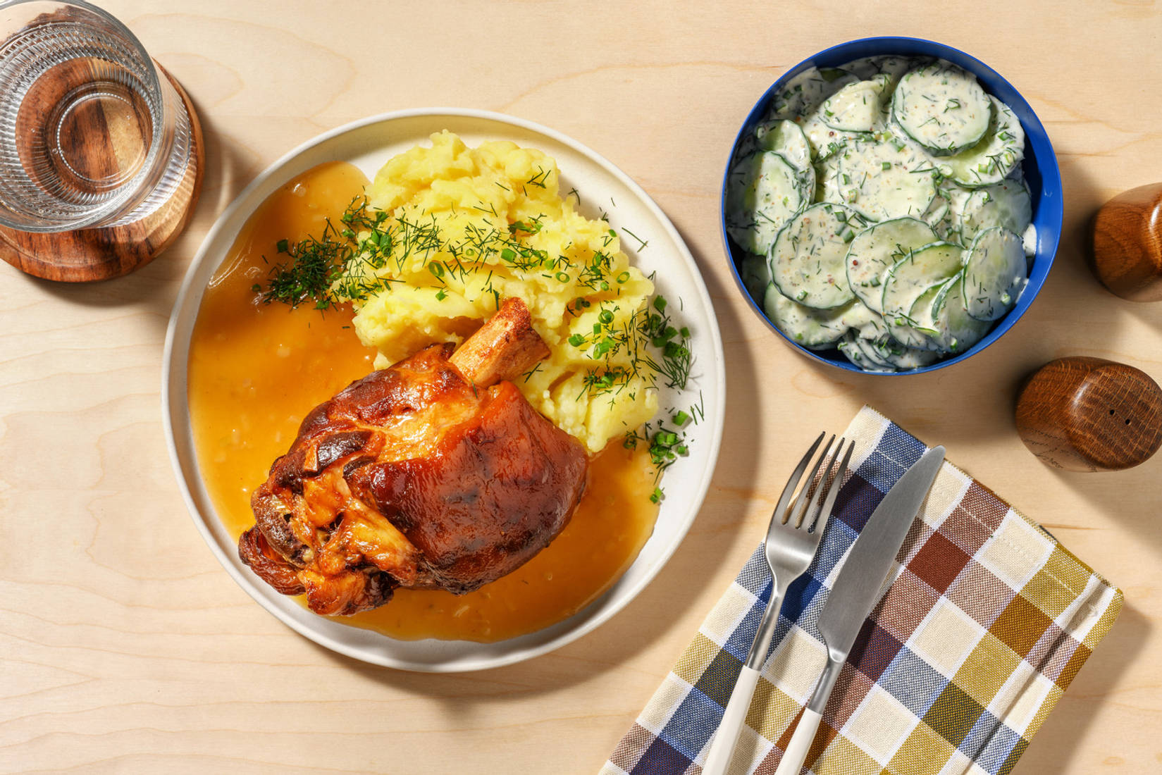 Bayerische Schweinshaxe mit Bratensoße 