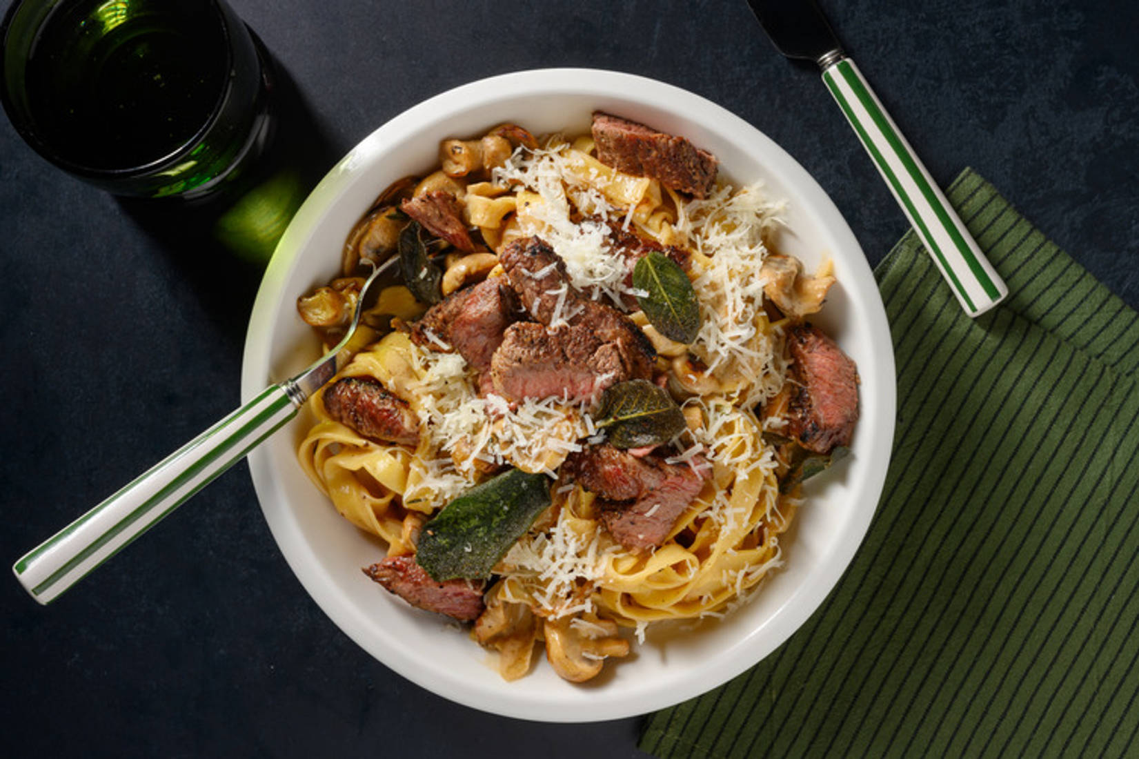 Feines Bio-Rindersteak auf Jägersoße