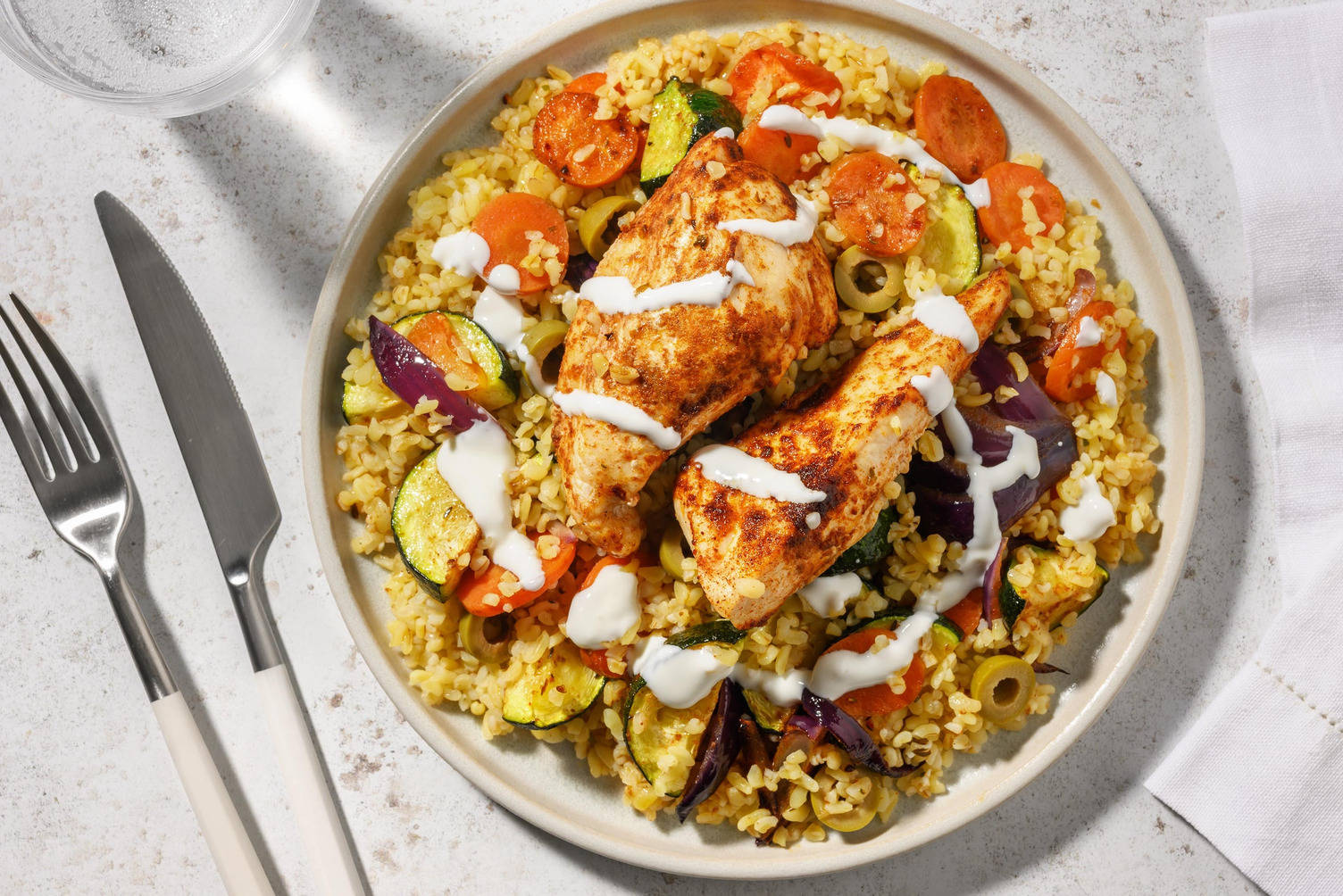 Ovnbagt harissakylling- og grøntsager