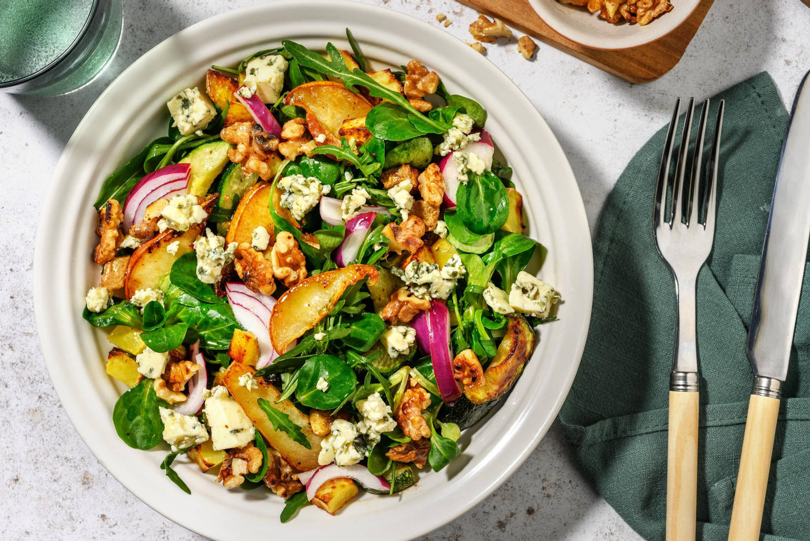 Salade met gekaramelliseerde peer en blauwe kaas