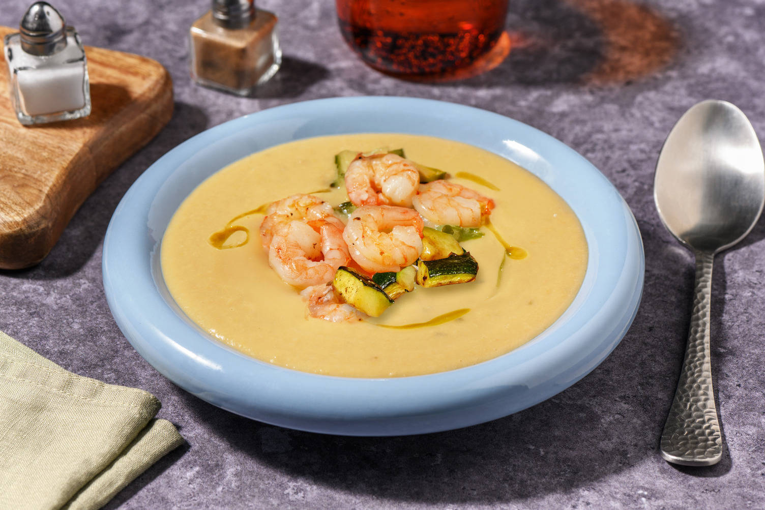 Mazzancolle 'sale e pepe' su vellutata di ceci