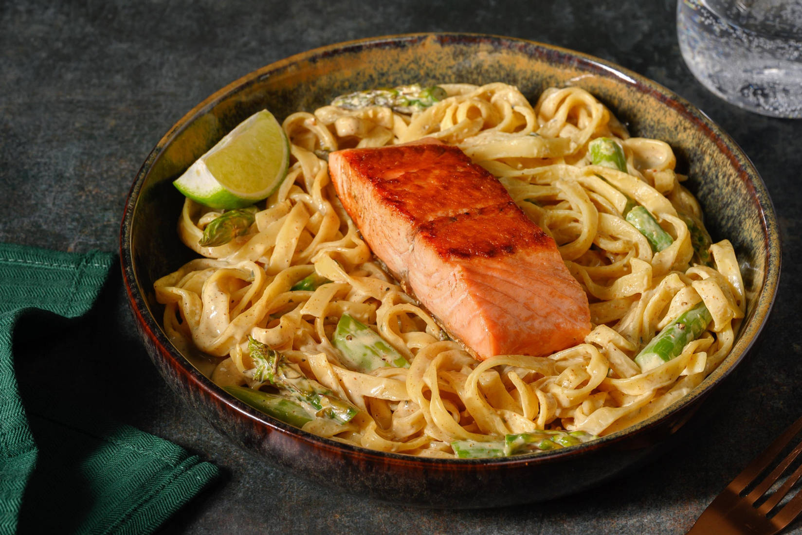 Zartes Lachsfilet mit grünem Spargel