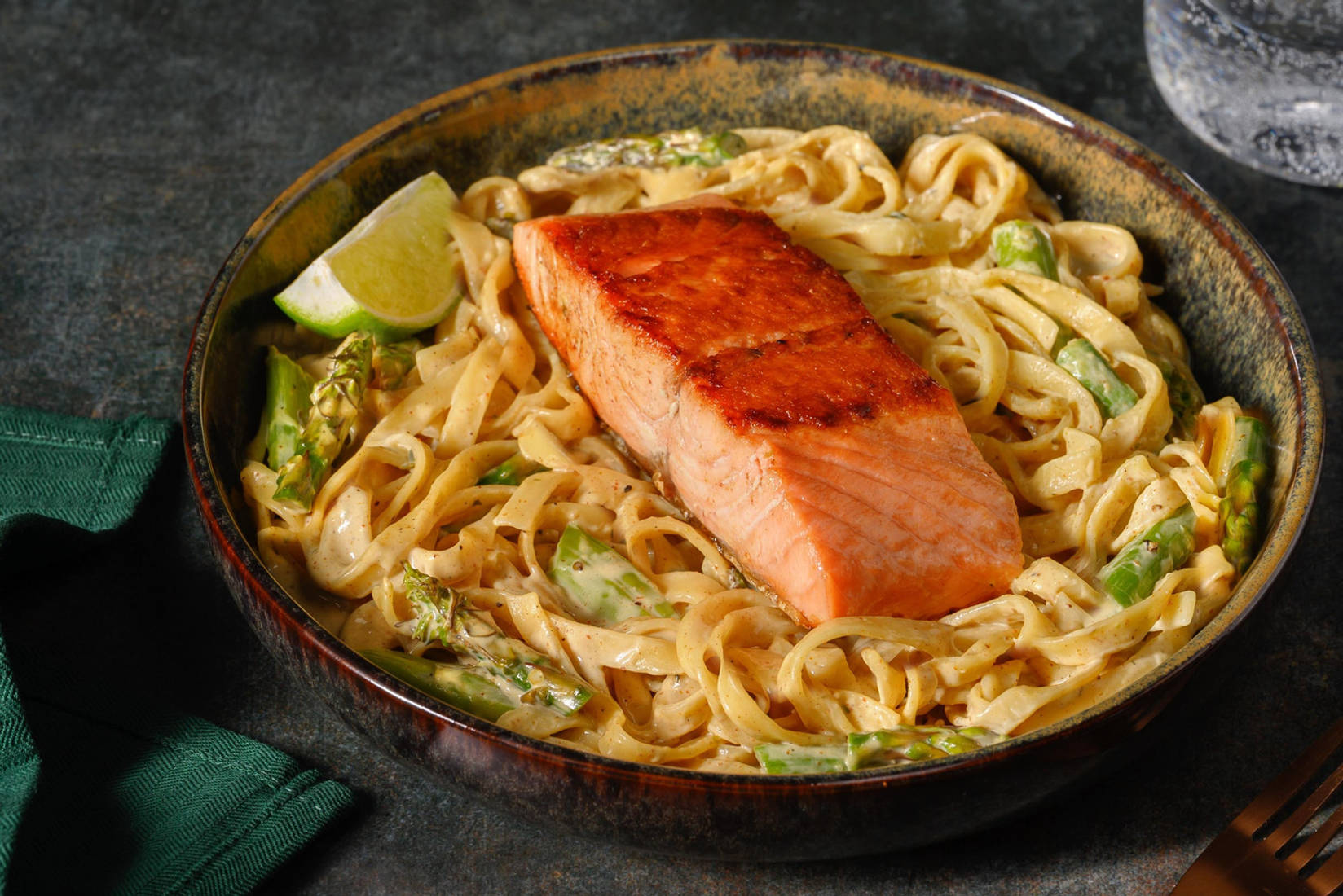 Große Portion: Norwegisches Lachsfilet mit grünem Spargel