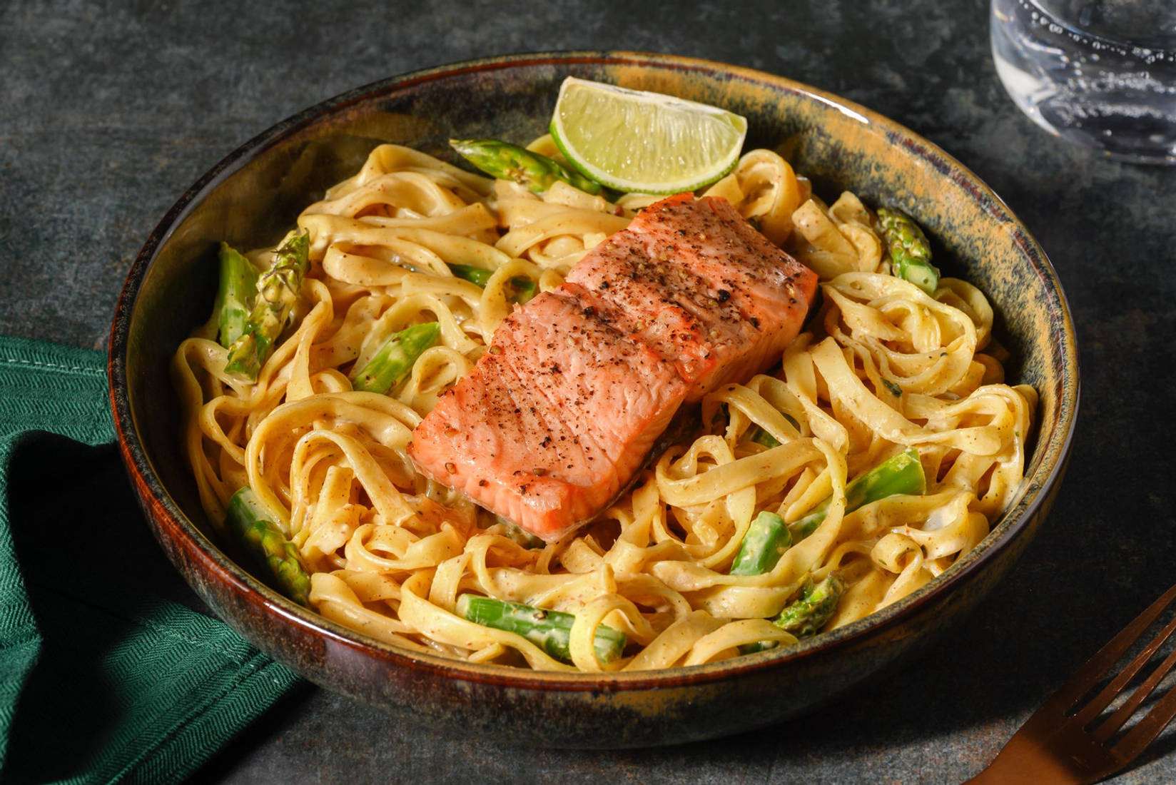 Zartes Lachsfilet mit grünem Spargel