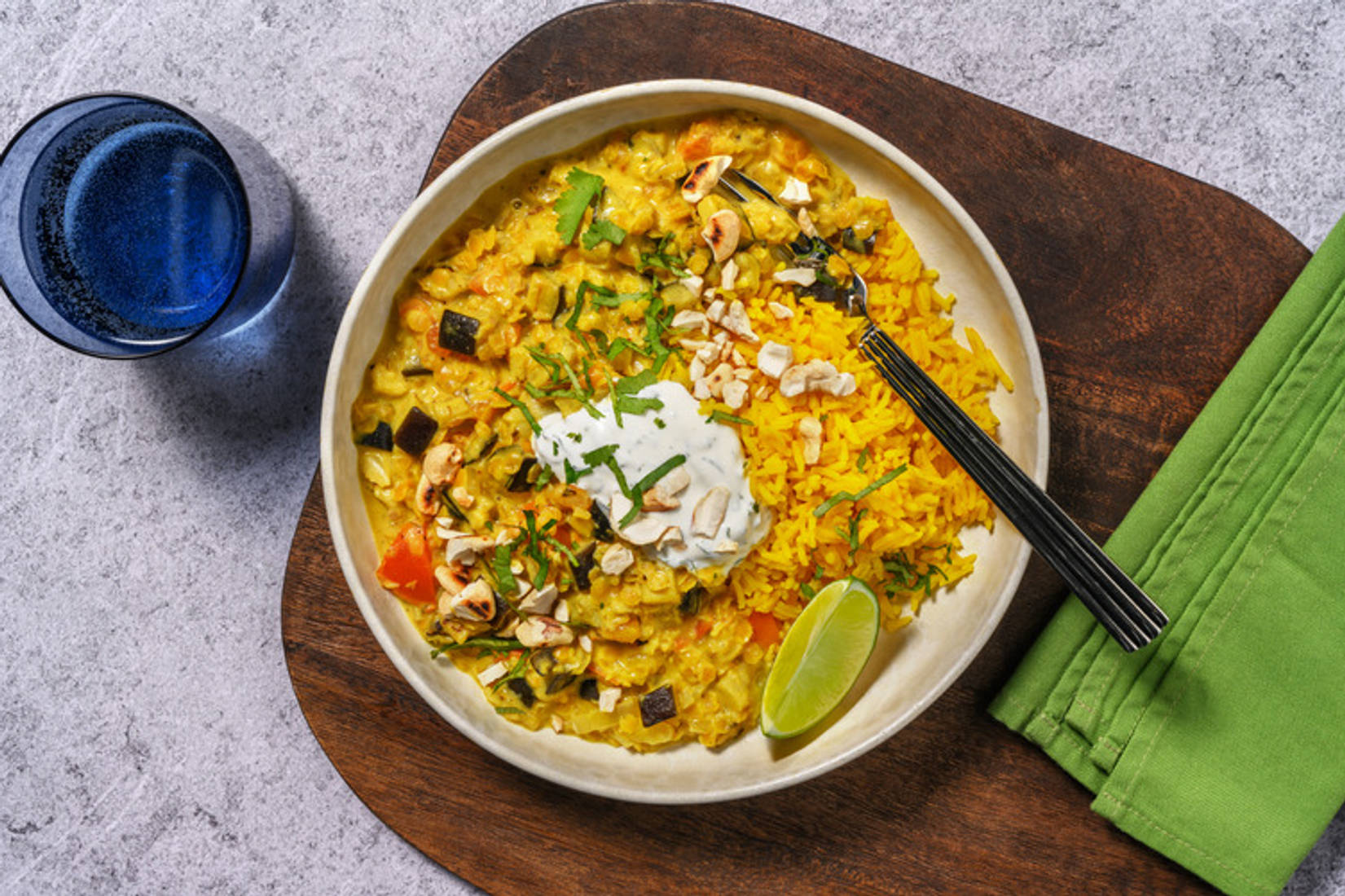 Pittige dahl met geroosterde aubergine en kruidige yogurtsaus