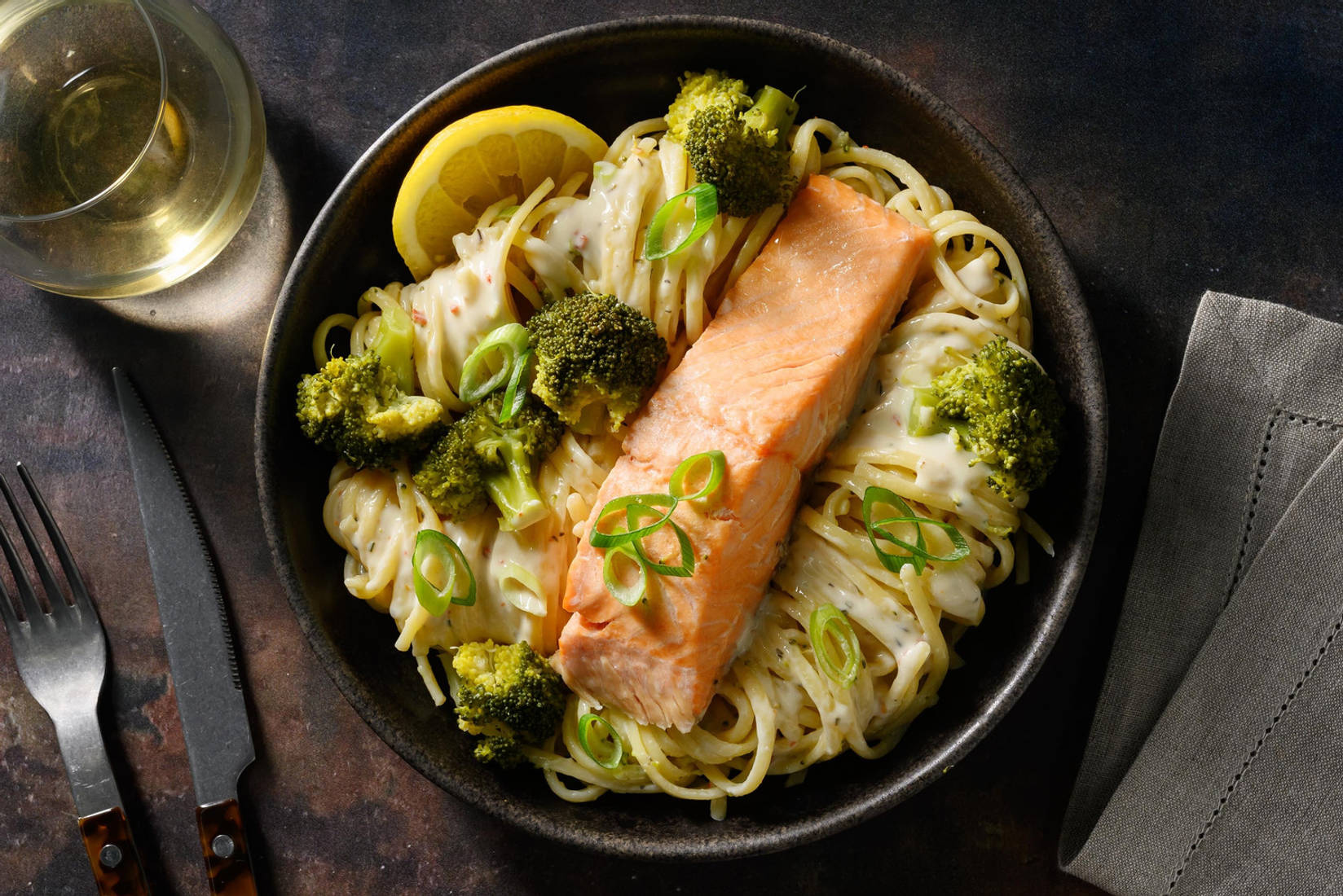 Zartes Lachsfilet auf frischen Linguine