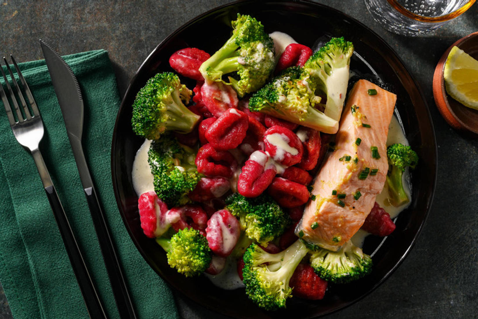 Lachsfilet auf Rote-Beete-Gnocchi