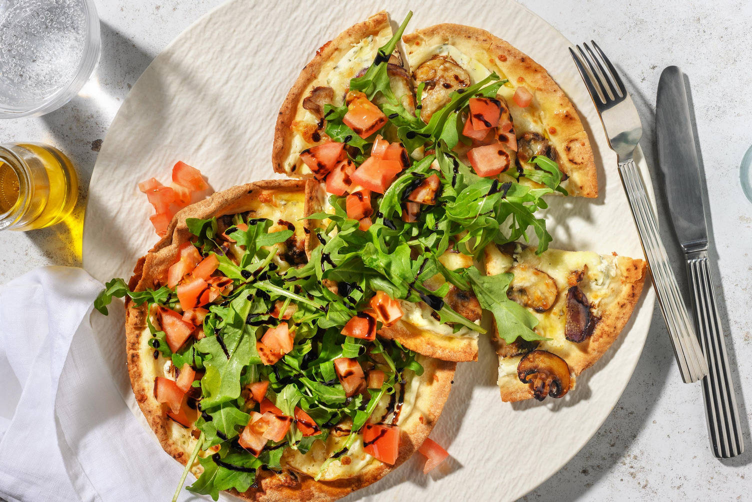 Pizza bianca op flatbread met champignons