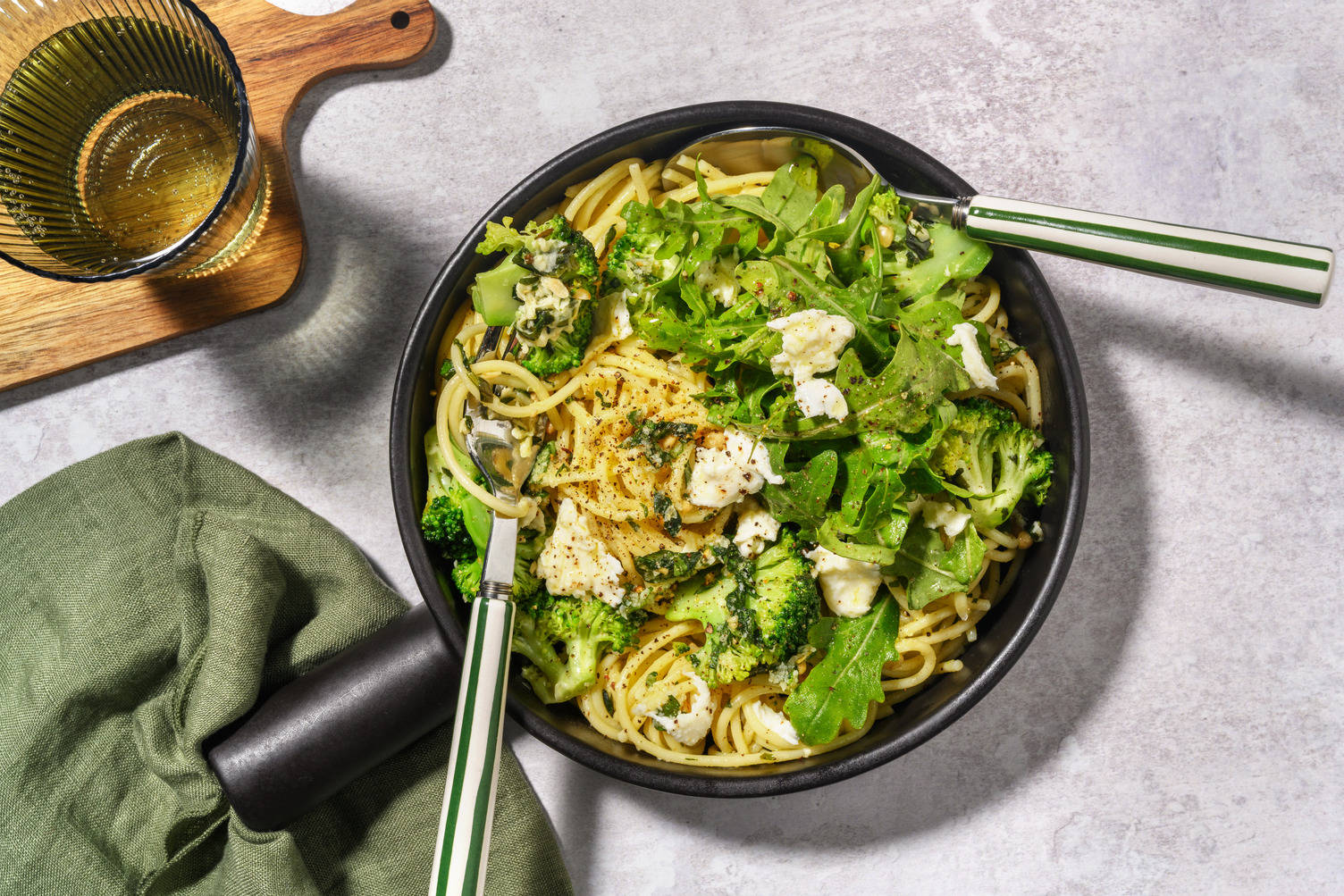 Spaghetti med hemlagad pesto & mozzarella