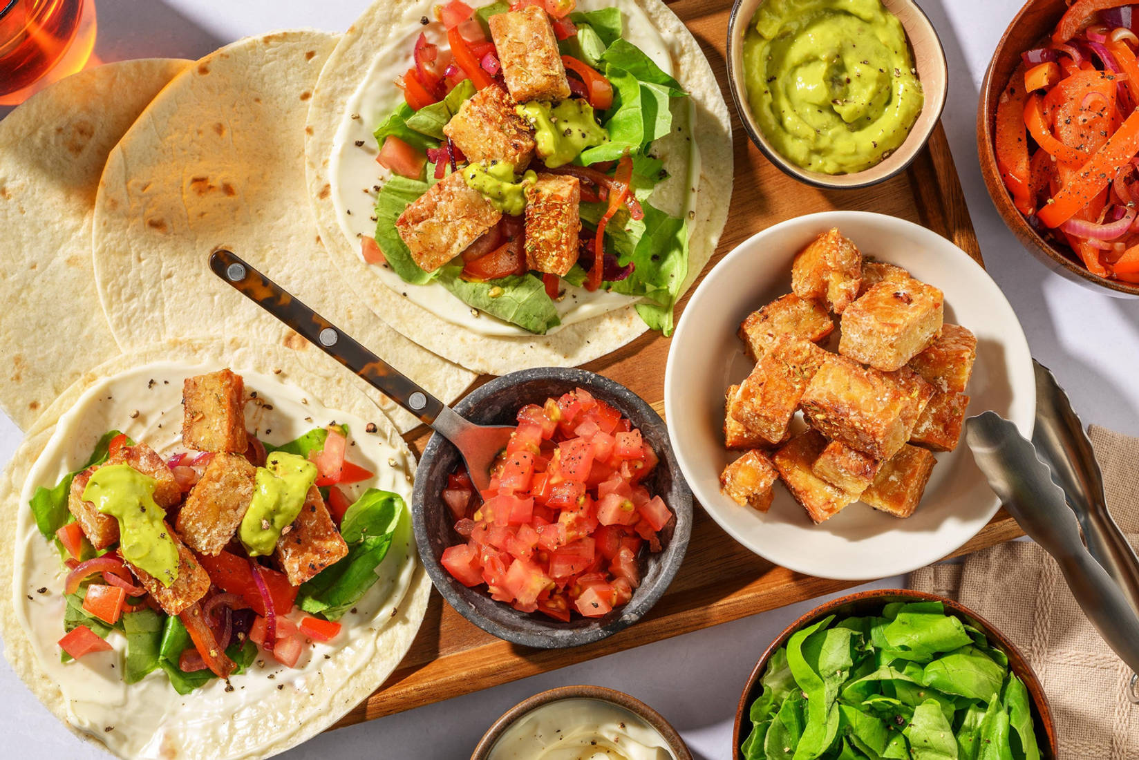 Fusion taco's met sticky tempeh, guacamole en knoflooksaus