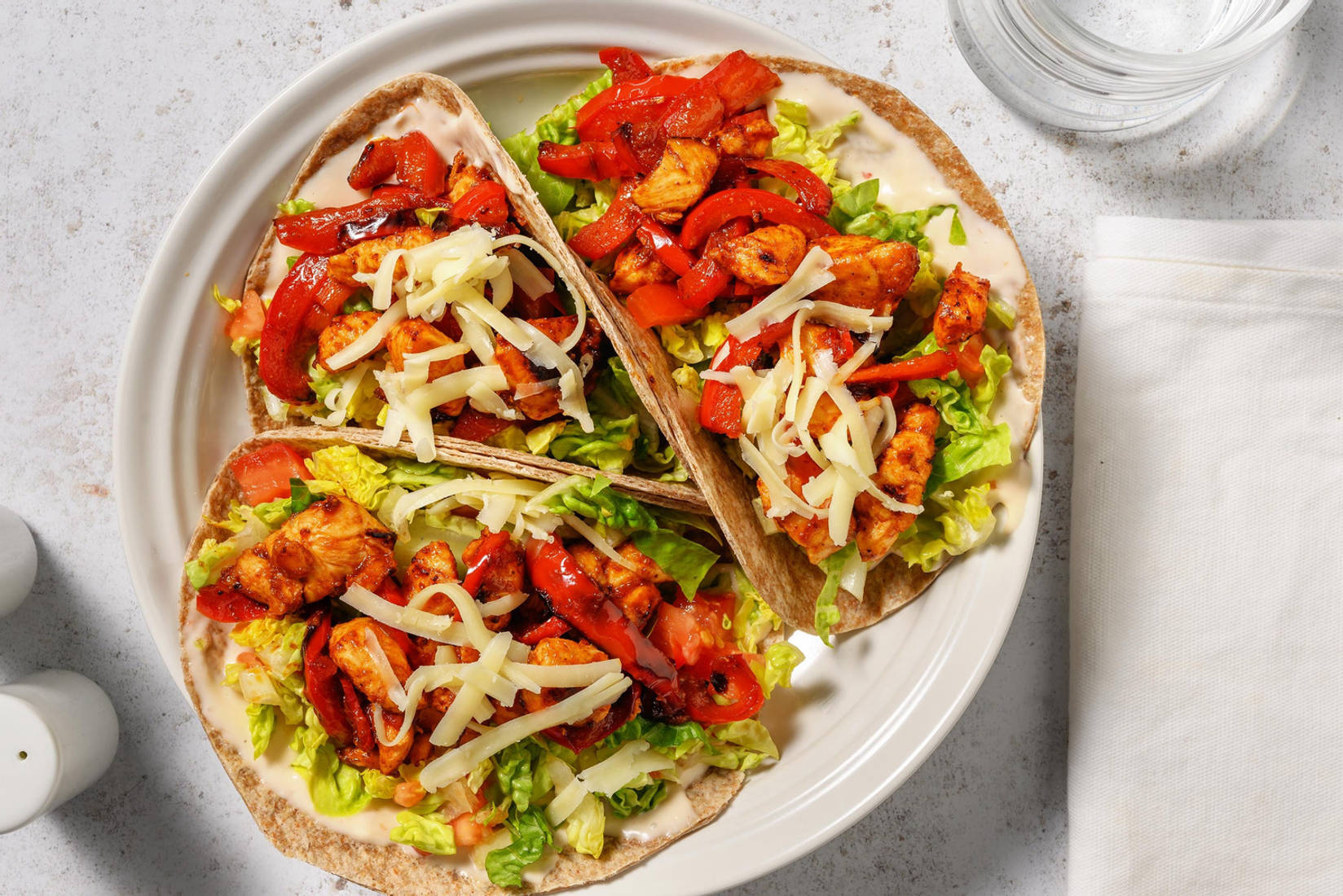 Kipfajita's met kaas en chilimayonaise