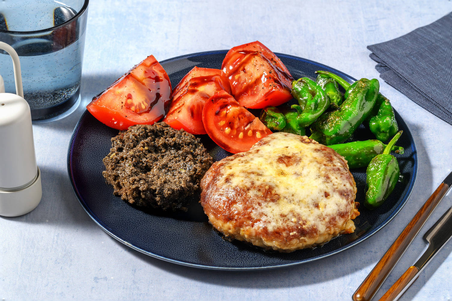 Hamburguesa con queso fundido y olivada casera 