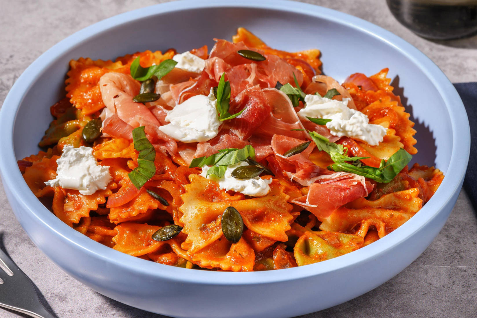 Pasta caprese met serranoham