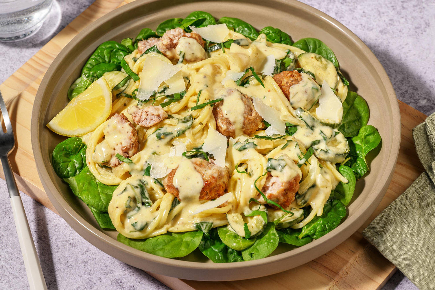 Boulettes de poulet et spaghetti crémeux au citron