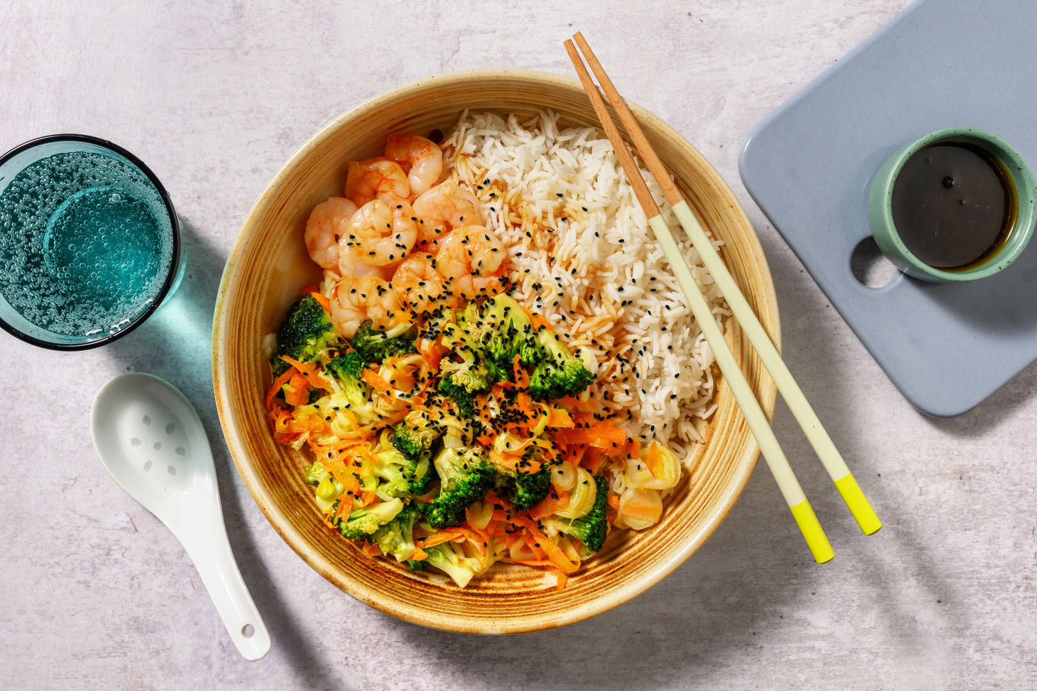 Bol exprés con extra de langostinos con vinagreta de soja