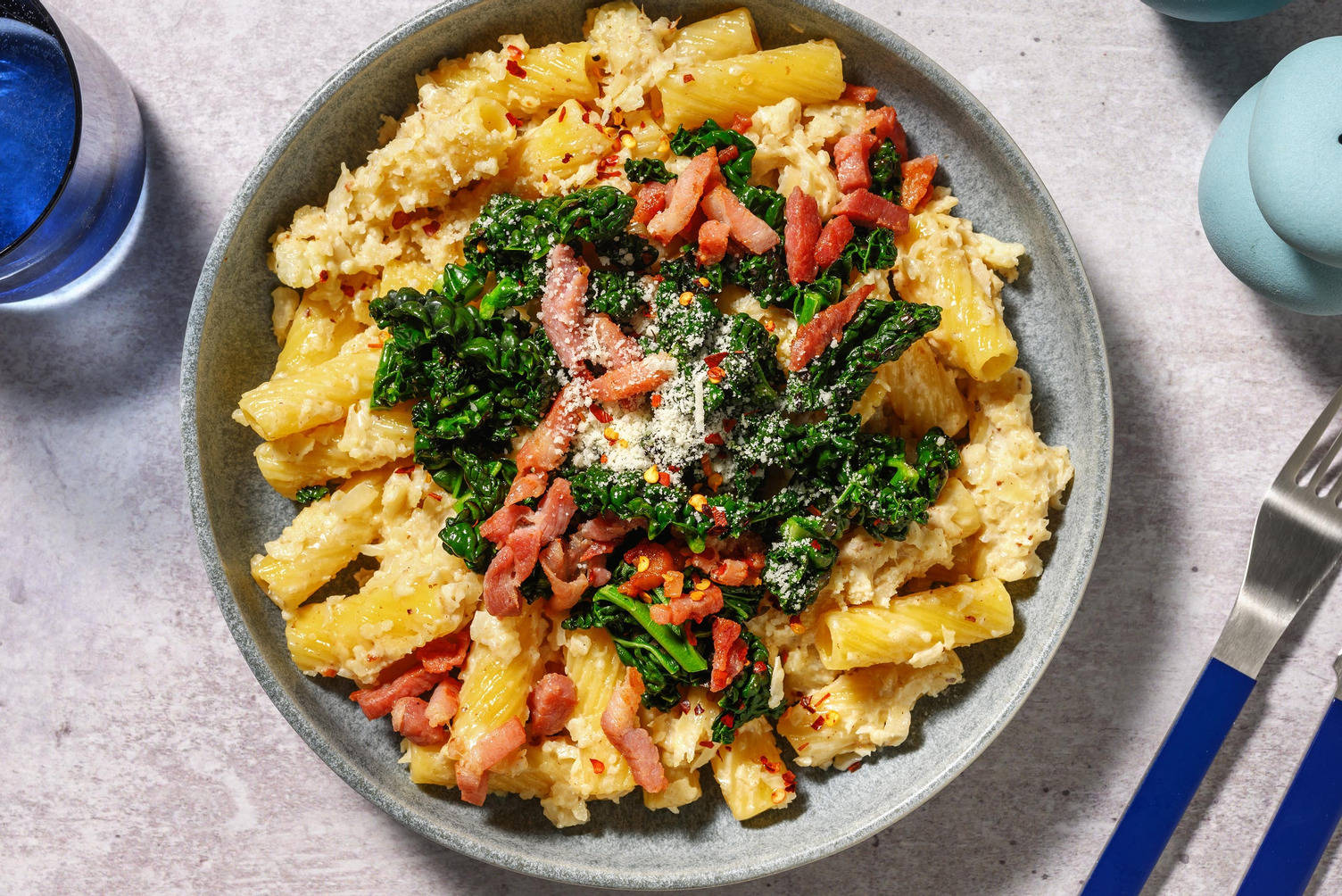 Cremet ostepasta med blomkål og bacon