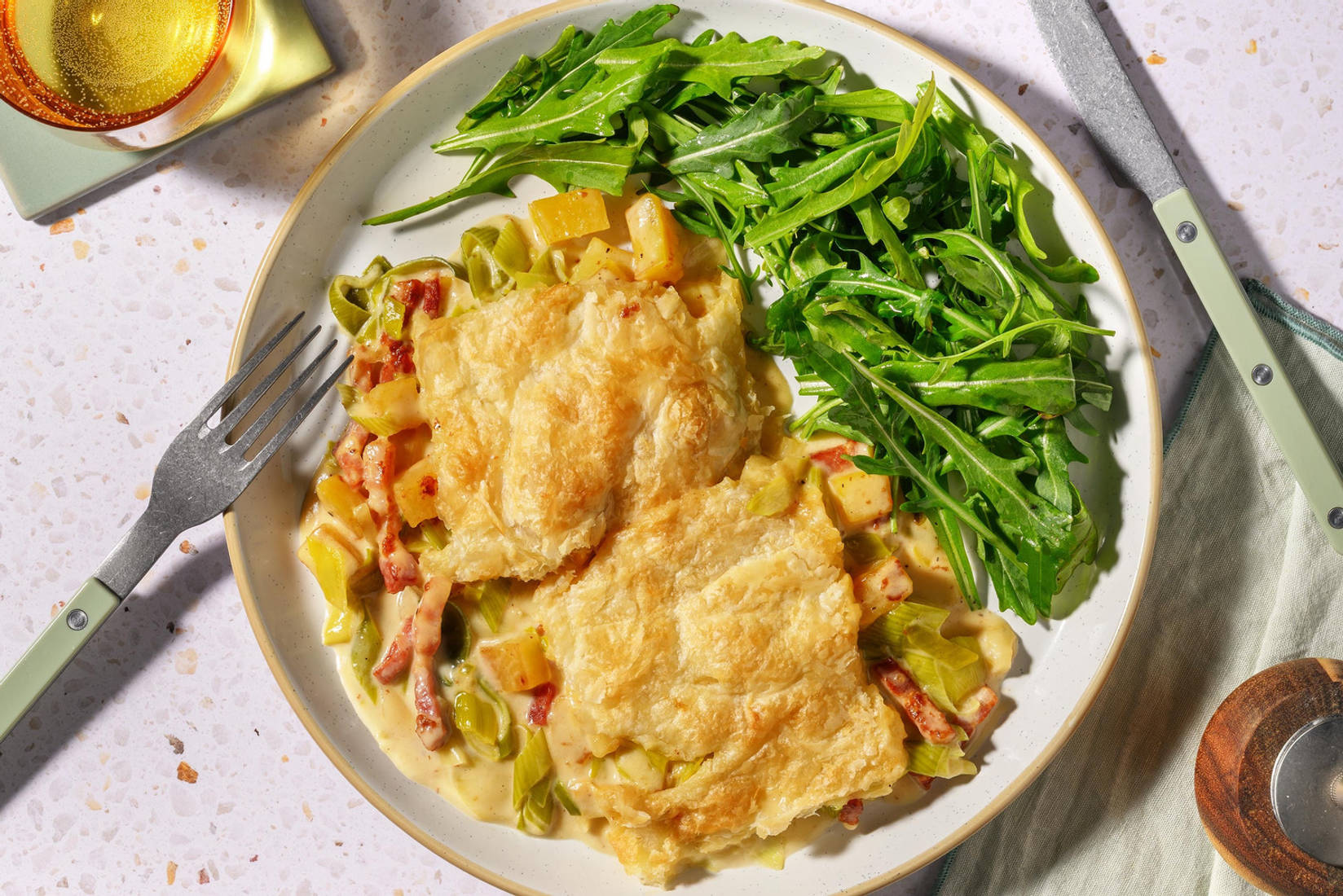 Cremet bacon- og porretærte med butterdejslåg