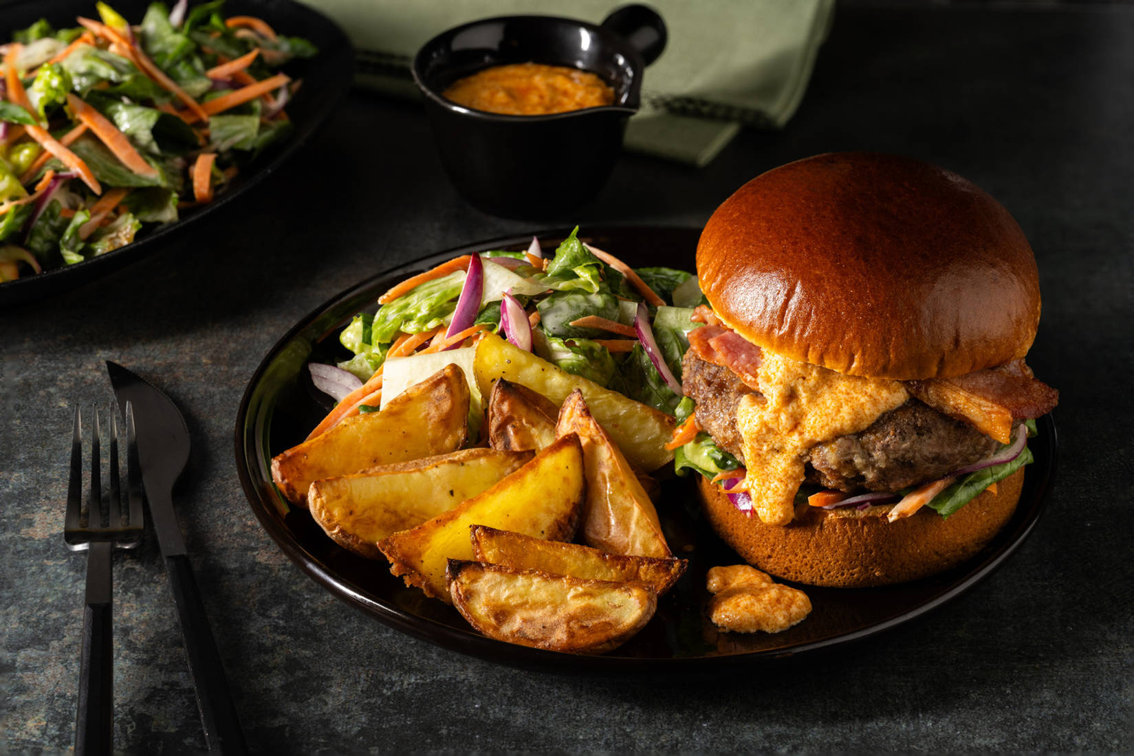 Baconburger og ostesaus