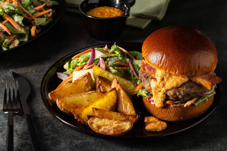 Baconburger og ostesaus