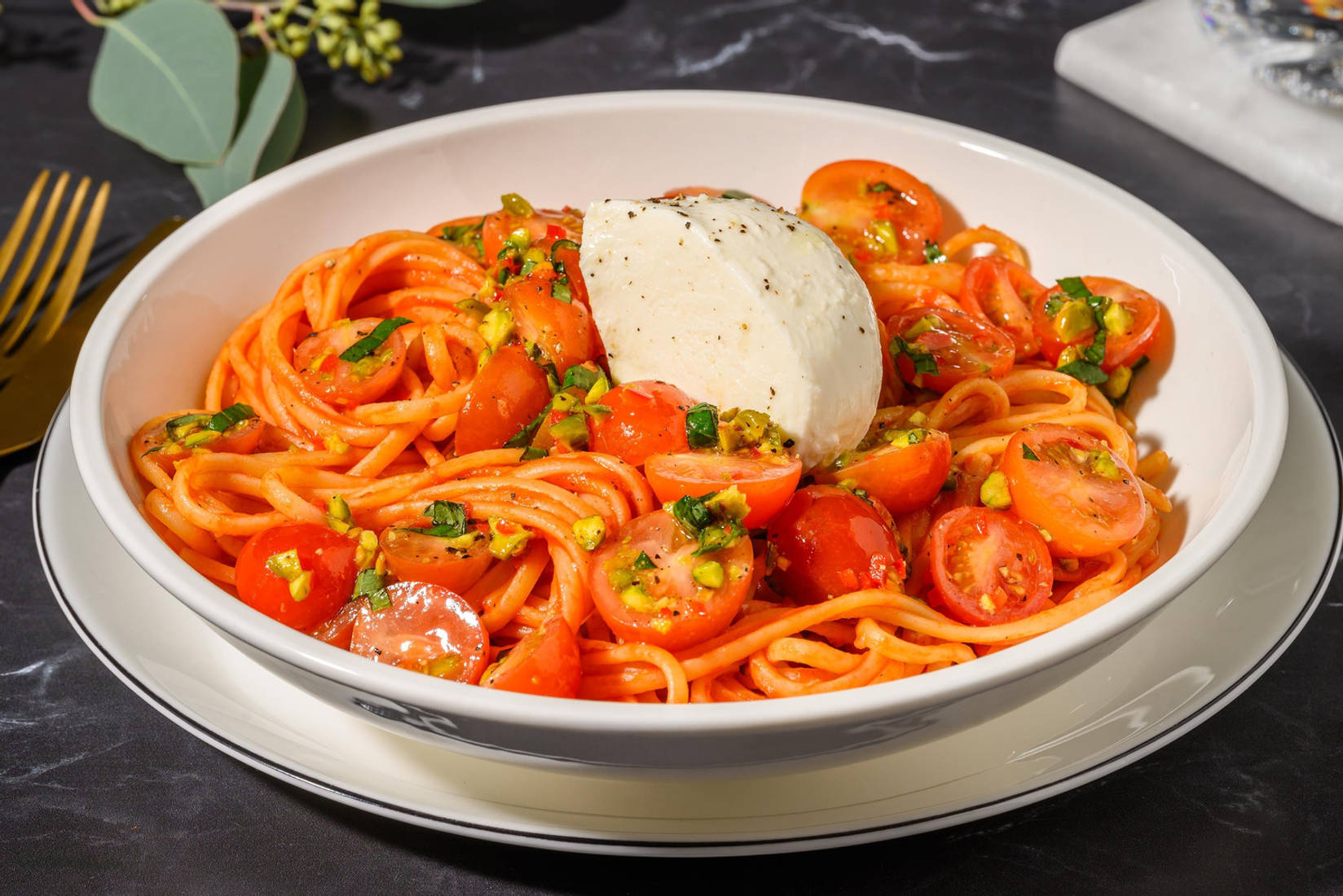 Pasta Bufala mit Pistazien und Cherry-Tomaten