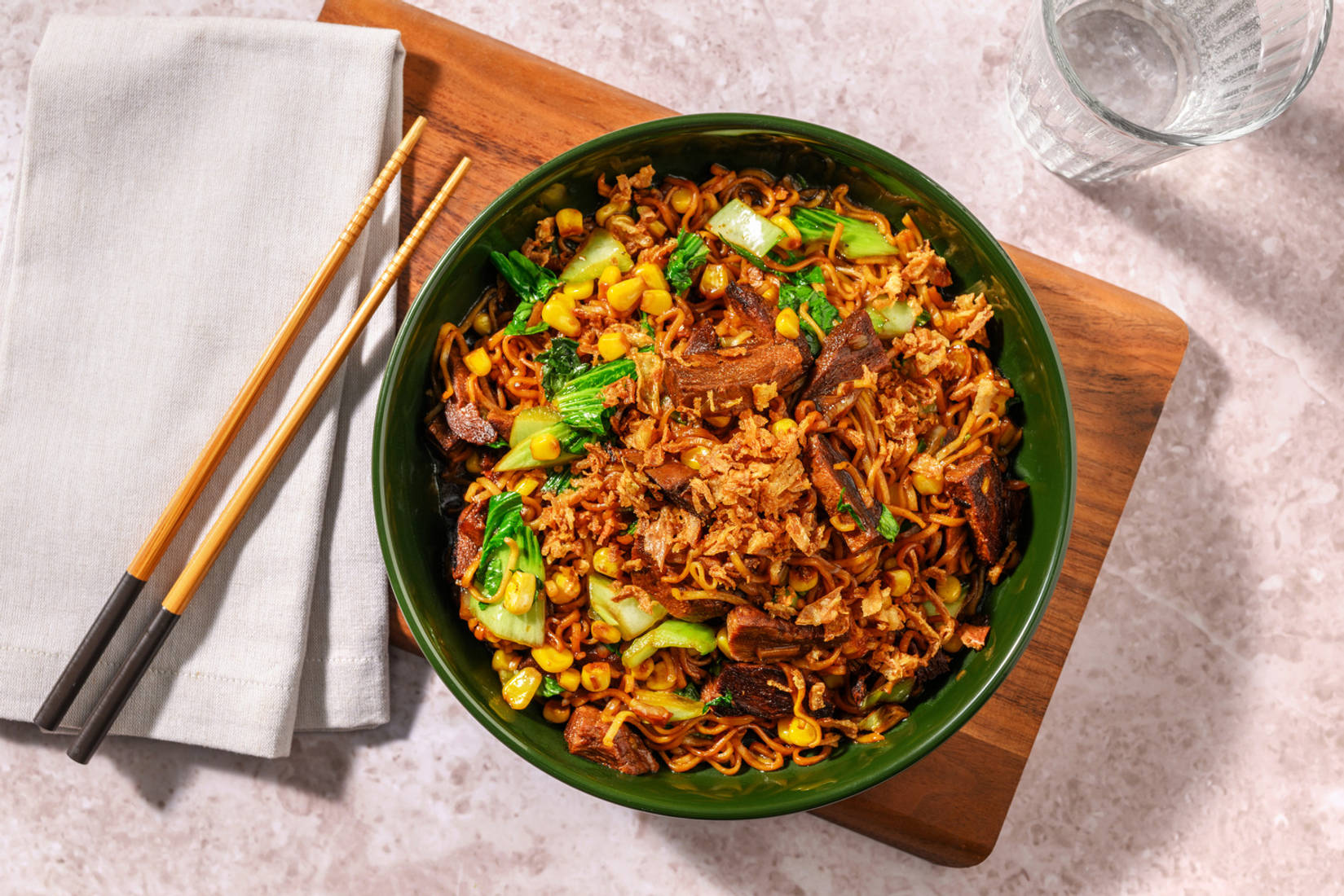 Noedels met vegetarische runderstukjes in pikante saus