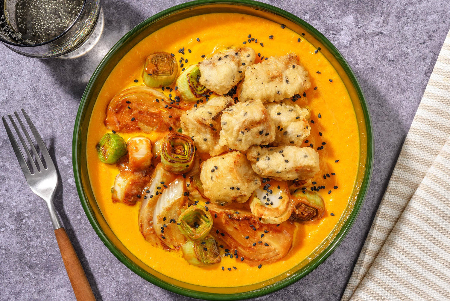 Merluzzo in pastella al sesamo nero su crema di carote