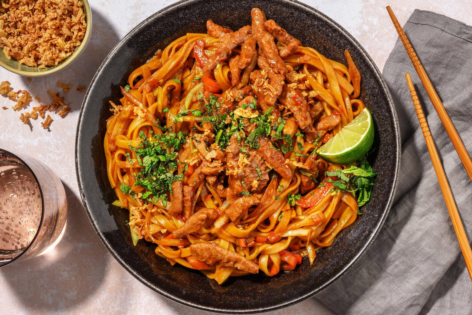 Noedels met sticky vegetarische runderstukjes