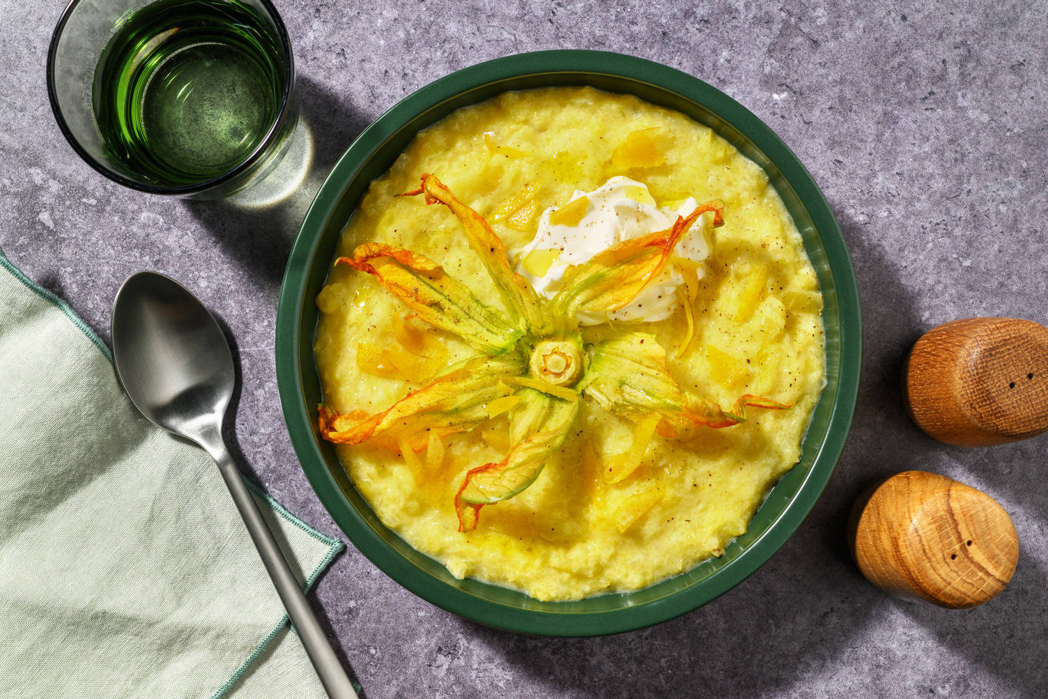 Crema tiepida di patate, fiori di zucca e caprino