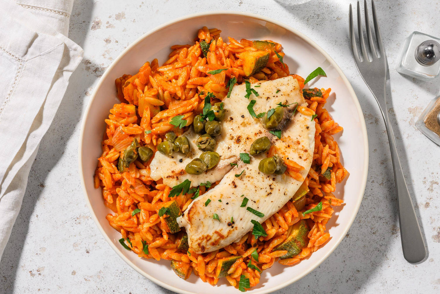 Pangasiusfilet met boterkappertjes, courgette en peterselie