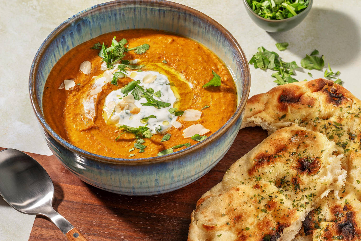 Soupe onctueuse de lentilles au garam masala et naan