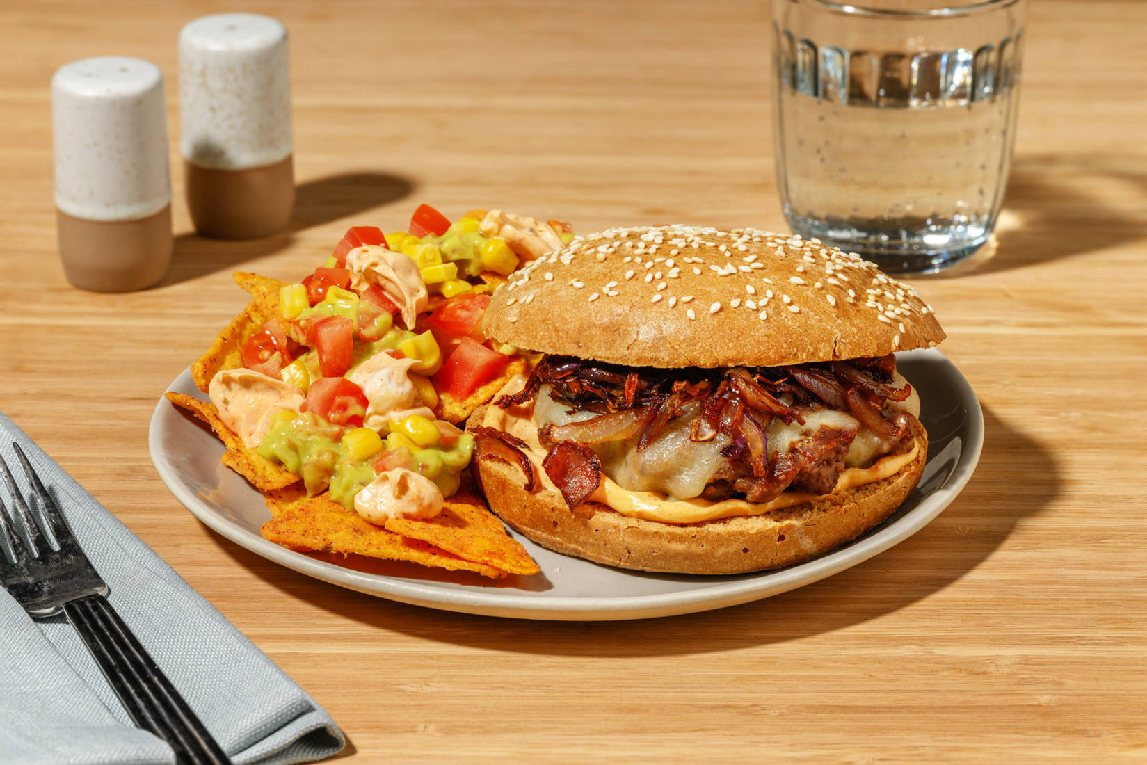 Cheeseburger et chips de tortilla garnies