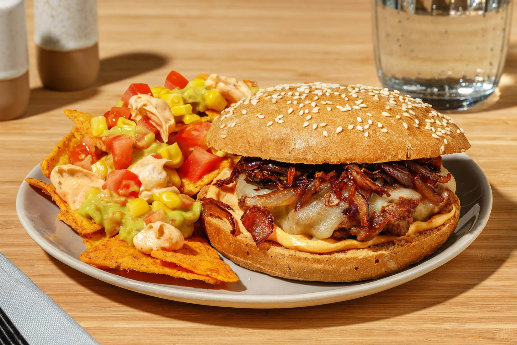Cheeseburger et chips de tortilla garnies