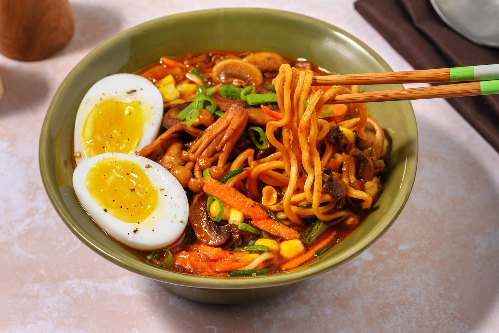 Champignon-noedelsoep met ei