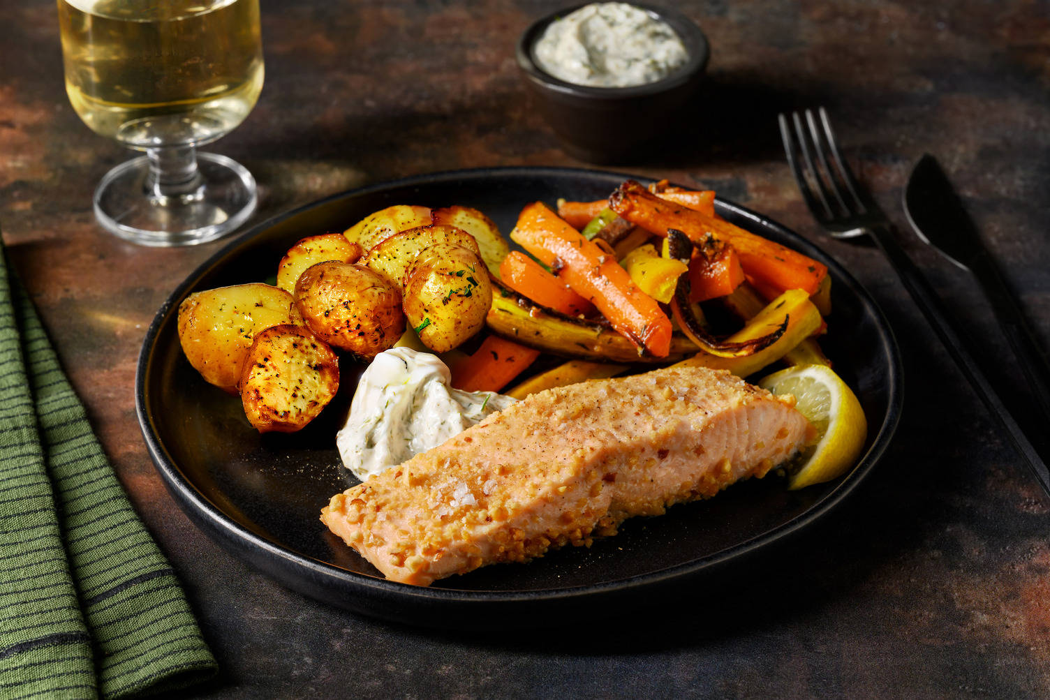 Salmone in crosta di mandorle e carote arcobaleno