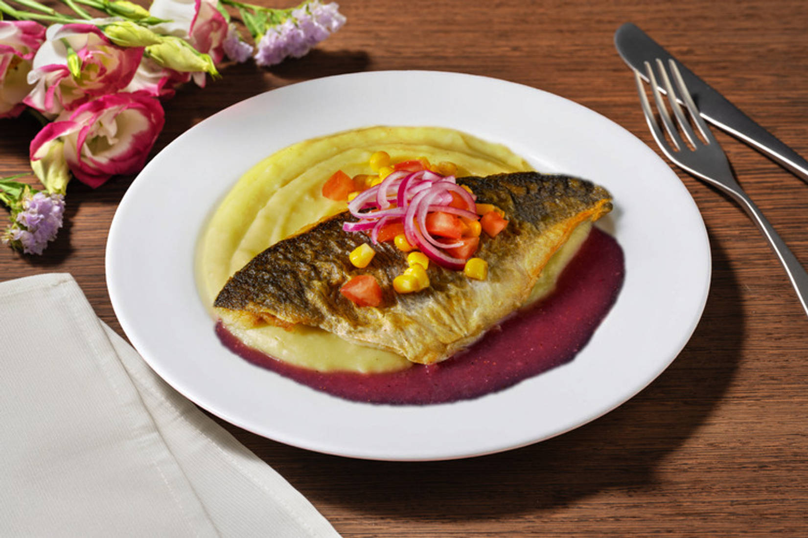 Lubina con salsa cítrica rosada y cebolla encurtida