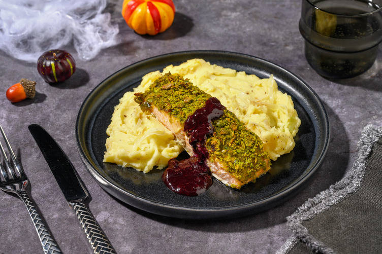 A cena col vampiro: salmone in crosta e coulis di mirtilli