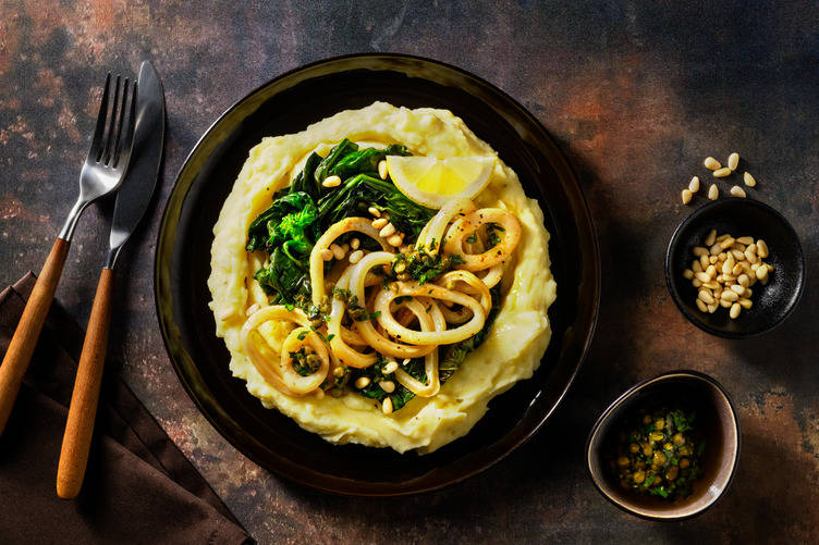 Anelli di totani dorati su crema di patate